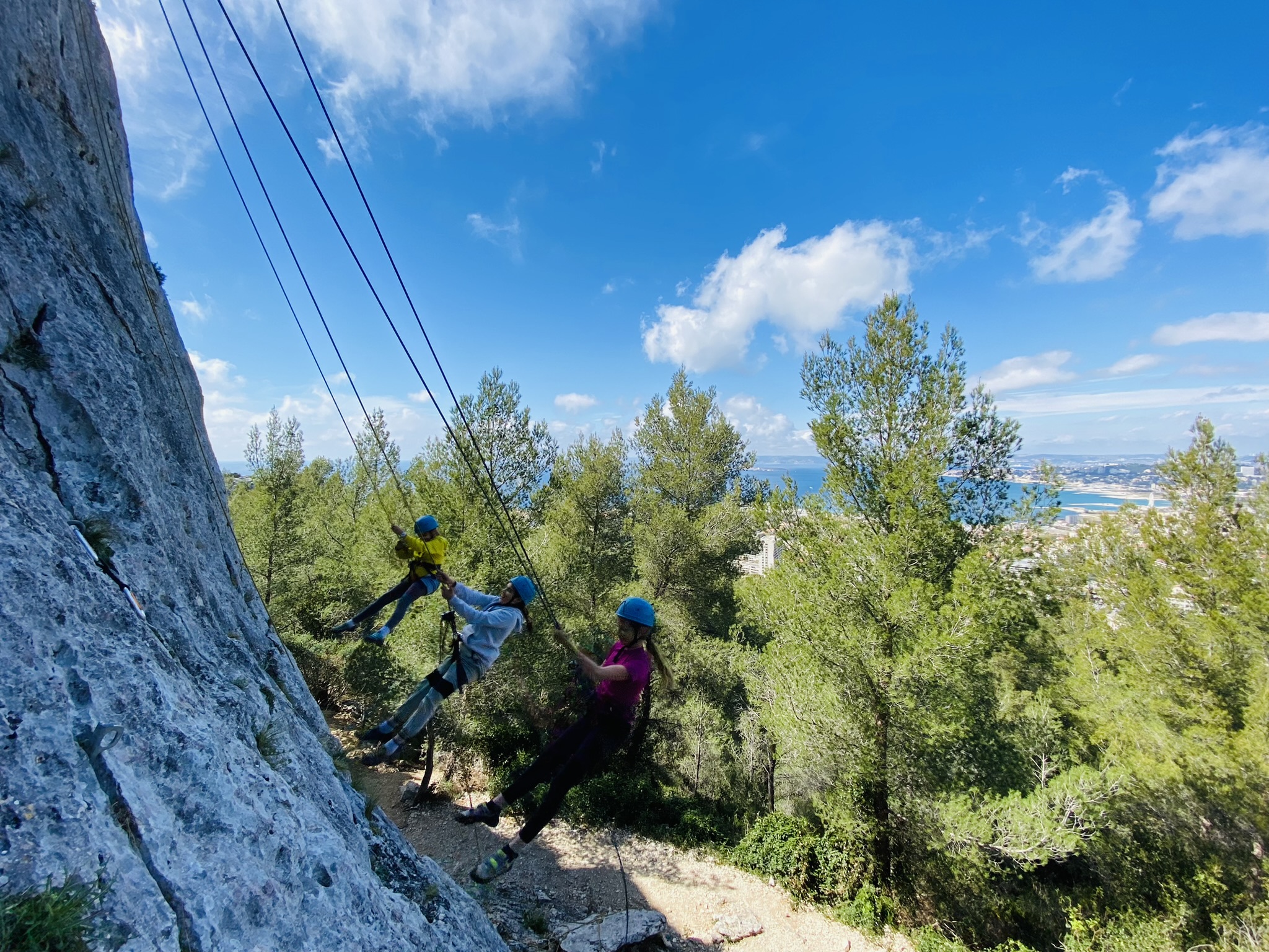Stage d'escalade en falaise pour enfants à Toulon Escalade en falaise à Toulon - Cours d'initiation pour enfants